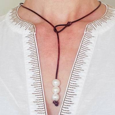 Handgefertigte Leder-Halskette mit Süßwasserperlen in hell oder dunkel