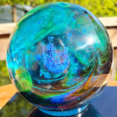 Eine einzigartige Dekokugel aus Epoxidharz mit eingegossenen Elementen mit Petri Art - optimal als Geschenk