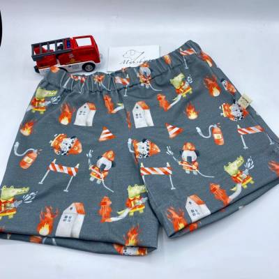Kindershorts aus Jersey – Größe 98 / 104 – Grau mit Feuerwehreinsatz