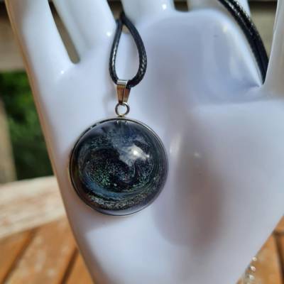 Handgefertigter Cabochon mit Alcohol Ink Effekt – Epoxidharz-Anhänger in Metallfassung an Baumwollkordel