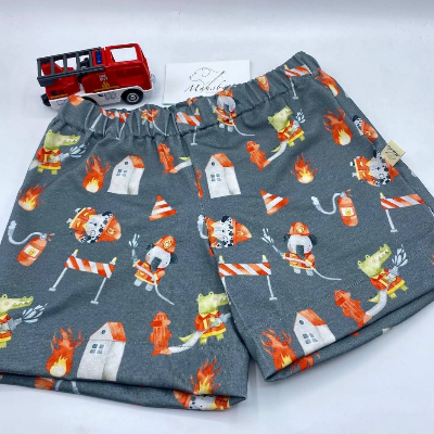 Kindershorts aus Jersey – Größe 110/116 – Grau mit Feuerwehreinsatz