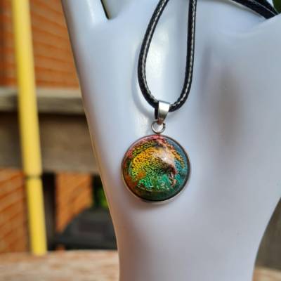 Handgefertigter Cabochon mit Alcohol Ink Effekt – Epoxidharz-Anhänger in Metallfassung an Baumwollkordel