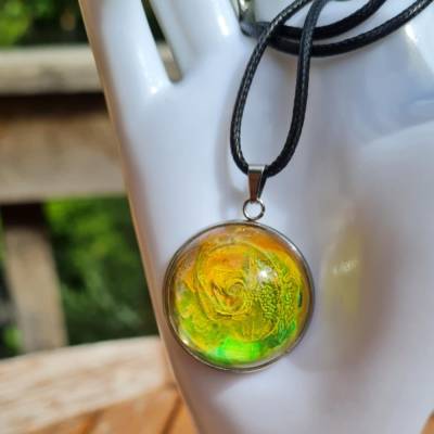 Handgefertigter Cabochon mit Alcohol Ink Effekt – Epoxidharz-Anhänger in Metallfassung an Baumwollkordel