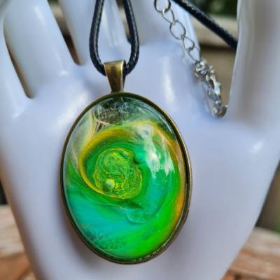 Handgefertigter Cabochon mit Alcohol Ink Effekt – Epoxidharz-Anhänger in Metallfassung an Baumwollkordel