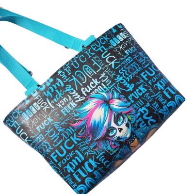 Frech, laut & einzigartig – Kunstleder Tasche mit Skull-Girl & Statement-Print