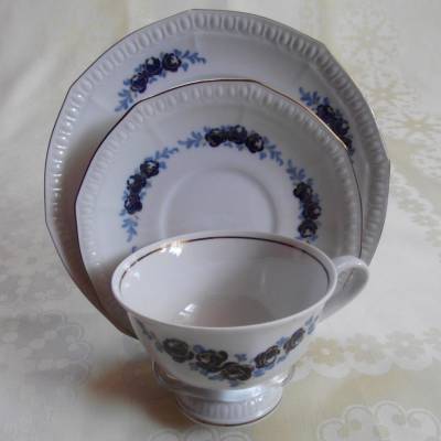Sehr schöne Sammeltasse weißes Porzellan mit kobaltblauen Blumen und dünnem Goldrand Vintage DDR