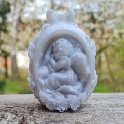 Babyengel in einer Wiege mit Blumenmuster aus Epoxidharz - einzigartiges Geschenk