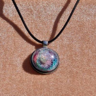 Handgefertigter Cabochon mit Alcohol Ink Effekt – Epoxidharz-Anhänger in Metallfassung an Baumwollkordel oder Lederband