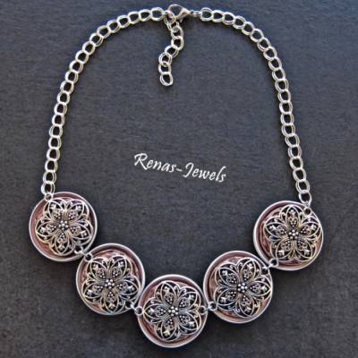 Statementkette rosa silberfarben – Upcycling Collier mit Blumen aus Kaffeekapseln