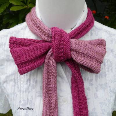 Handgestrickter schmaler Sommerschal aus Baumwollmix in fuchsia & beere, 170 cm lang
