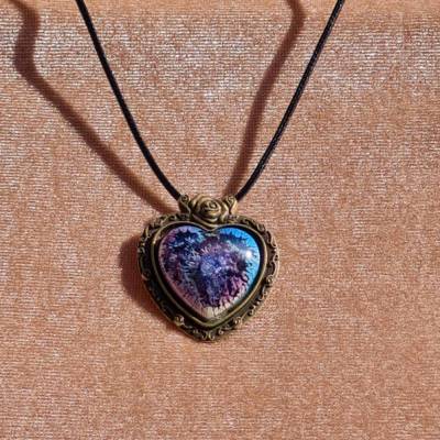 Handgefertigter Cabochon mit Alcohol Ink Effekt – Epoxidharz-Anhänger in Metallfassung an Baumwollkordel oder Lederband