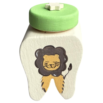 Personalisierte Milchzahndose Löwe & Wimpel – Zahndose aus Holz in Zahnform mit Name