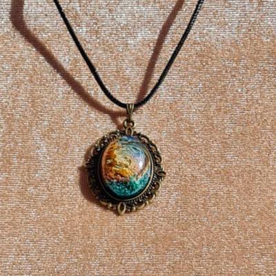 Handgefertigter Cabochon mit Alcohol Ink Effekt – Epoxidharz-Anhänger in Metallfassung an Baumwollkordel oder Lederband