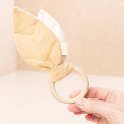 Beißring mit Blatt und Knisterfolie nähen: Schnittmuster & Anleitung