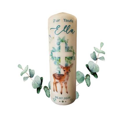 Die Taufkerze mit Kreuz besticht durch Eukalyptusblätter, ein niedliches Rehkitz und ihre besondere Einzigartigkeit.