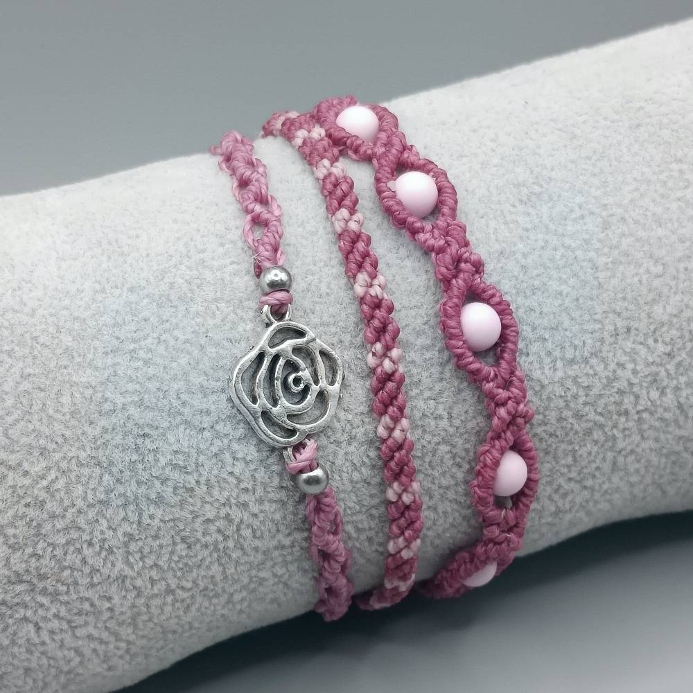 Makramee Armband 3in1 in der Farbe beere mit einer silberfarbenen Rose und rosafarbenen Acrylperlen Bild 1