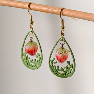 Romantische Blütenohrringe mit Rosenknospe aus Resin – Elfenohrringe vergoldet