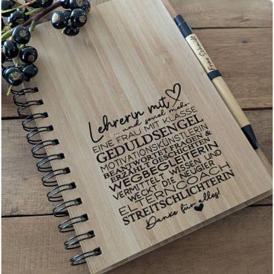 Notizbuch graviert aus Bambus mit Text für Lehrerinnen sowie personalisiertem Kugelschreiber, Lehrergeschenk