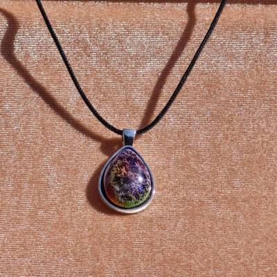 Handgefertigter Cabochon mit Alcohol Ink Effekt – Epoxidharz-Anhänger in Metallfassung an Baumwollkordel oder Lederband