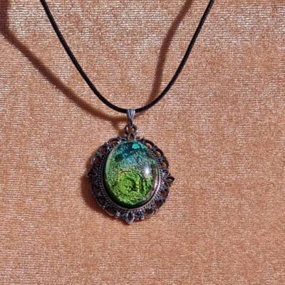 Handgefertigter Cabochon mit Alcohol Ink Effekt – Epoxidharz-Anhänger in Metallfassung an Baumwollkordel oder Lederband