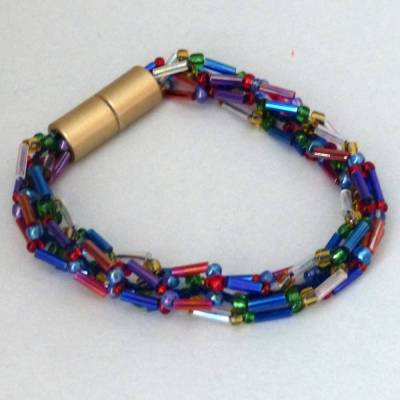 Armband, Häkelarmband blau und bunt, Länge 18,5 cm, Armband aus Glasperlen gehäkelt, Perlenarmband