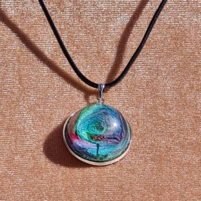 Handgefertigter Cabochon mit Alcohol Ink Effekt – Epoxidharz-Anhänger in Metallfassung an Baumwollkordel oder Lederband