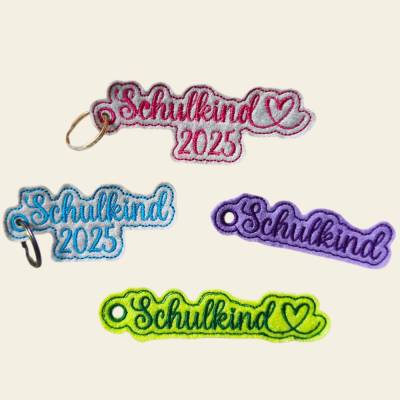 Stickdatei Schulkind 2025 Schlüsselanhänger Taschenbaumler ITH Set 858 – Einschulung Anhänger Design-by-Jasmina