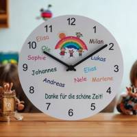 Personalisierte Wanduhr Abschiedsgeschenk Kita für Erzieherin Geschenk Kindergarten Kindernamen Regenbogenmotiv Uhr Bild 1