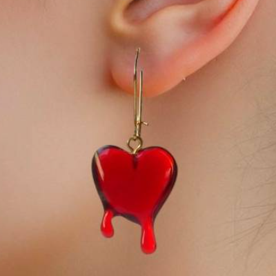 Ohrringe 'Heartbreak' – Rote, tropfende Herzen für Gothic, Vampir & Halloween mit Kidney-Ohrhaken