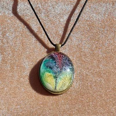 Handgefertigter Cabochon mit Alcohol Ink Effekt – Epoxidharz-Anhänger in Metallfassung an Baumwollkordel oder Lederband