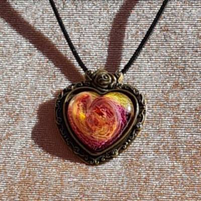 Handgefertigter Cabochon mit Alcohol Ink Effekt – Epoxidharz-Anhänger in Metallfassung an Baumwollkordel oder Lederband