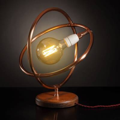 MetalLignum Globe Tischleuchte Kupferrohr & Holz – Designlampe für Weltenentdecker