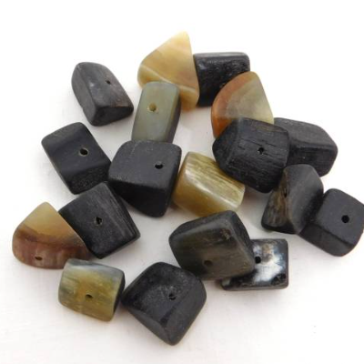 18 afrikanische Hornperlen Nuggets – Naturperlen aus Kuhhorn, ca. 15x12 mm