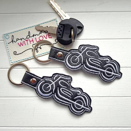 Schlüsselanhänger Motorrad gestickt, Kunstleder schwarz weiß, Anhänger Biker, Geschenk Vatertag