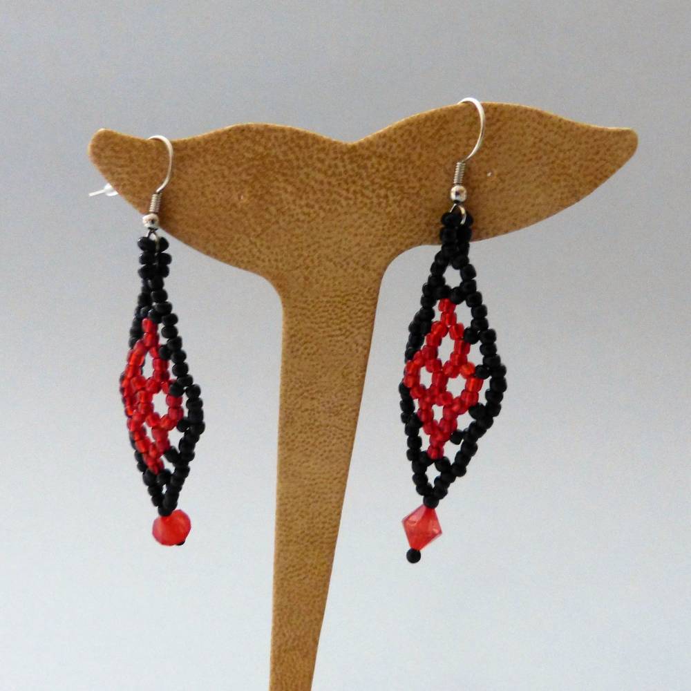 Ohrhänger Raute in rot und schwarz, aus Glasperlen gefädelt