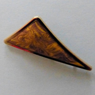 Extravagante Brosche in Form eines gebogenen Dreiecks, Seide bemalt in braun und ocker, Metallrahmen goldfarben, Anstecknadel, Schmuck, Schmuckdesign