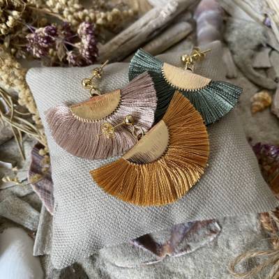 „Boho Love“ - Goldfarbene Edelstahl-Ohrringe mit Quasten