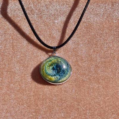 Handgefertigter Cabochon mit Alcohol Ink Effekt – Epoxidharz-Anhänger in Metallfassung an Baumwollkordel oder Lederband