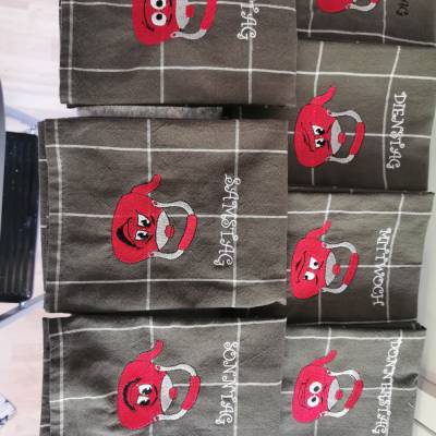 Geschirrtuch bestickt mit Wasserkessel und Wochentag