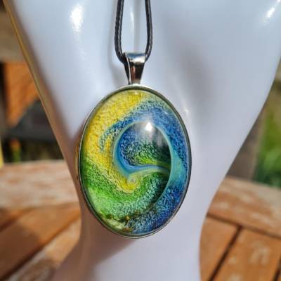 Handgefertigter Cabochon mit Alcohol Ink Effekt – Epoxidharz-Anhänger in Metallfassung an Baumwollkordel oder Lederband