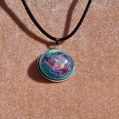 Handgefertigter Cabochon mit Alcohol Ink Effekt – Epoxidharz-Anhänger in Metallfassung an Baumwollkordel oder Lederband