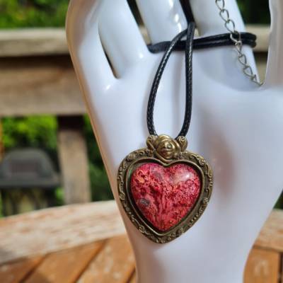 Handgefertigter Cabochon mit Alcohol Ink Effekt – Epoxidharz-Anhänger in Metallfassung an Baumwollkordel