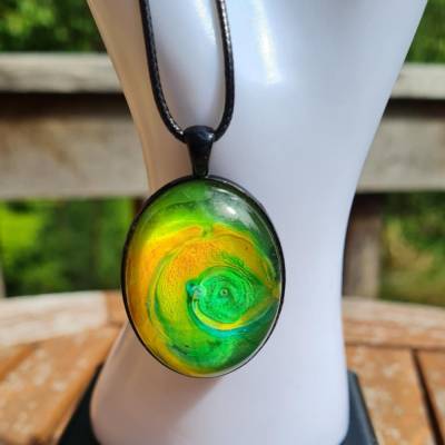 Handgefertigter Cabochon mit Alcohol Ink Effekt – Epoxidharz-Anhänger in Metallfassung an Baumwollkordel