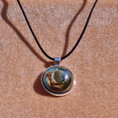 Handgefertigter Cabochon mit Alcohol Ink Effekt – Epoxidharz-Anhänger in Metallfassung an Baumwollkordel oder Lederband