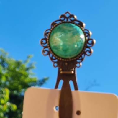 Lesezeichen mit Metallklammer und Cabochon aus Epoxidharz – stilvoll & einzigartig