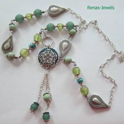 Lange Bettelkette grün silberfarben mit Quasten-Anhänger, Blume & Polaris Perlen – abnehmbarer Anhänger