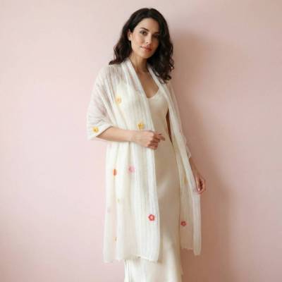 Weiße Mohair-Stola mit bunten Blumen, gestrickter Brautschal mit floralem Design, Sommer Tuch Damen