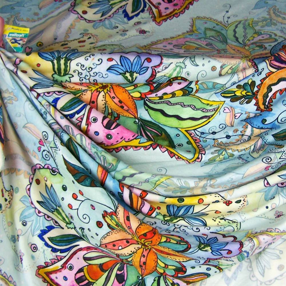 hellblauer Viskose-Jersey mit üppigem bunten Blüten und Ranken 50