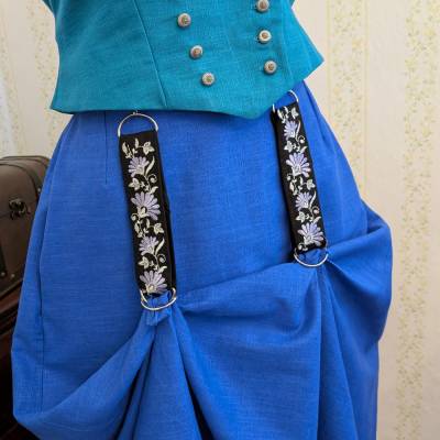 Rockzipfelhalter Rockraffer aus Leinen mit floraler Stickerei viktorianisch