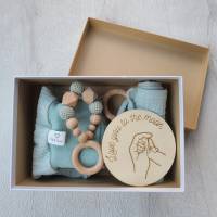 Handgemachtes 4-tlg. Set – Hose Gr. 50/56, Schmusetuch, Greifling&Holzschild Türkis Bild 1